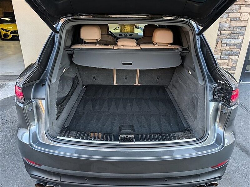 Used 2023 Porsche Cayenne w/ Premium Package AWD/4WD image 32