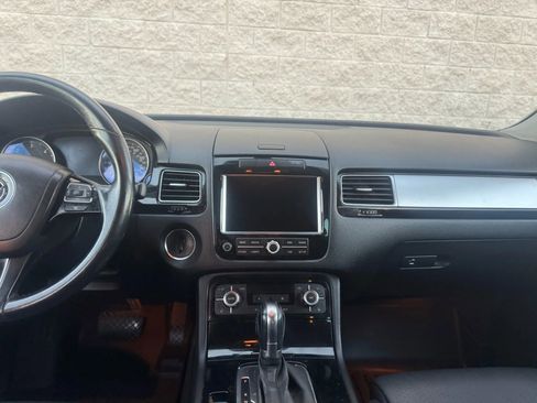 Used 2012 Volkswagen Touareg Sport image 23