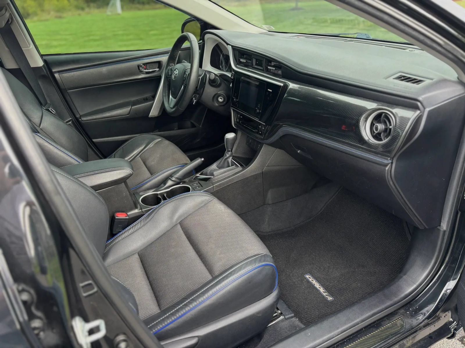 Used 2017 Toyota Corolla SE w/ Carpet Mat Package (TMS) FWD image 18
