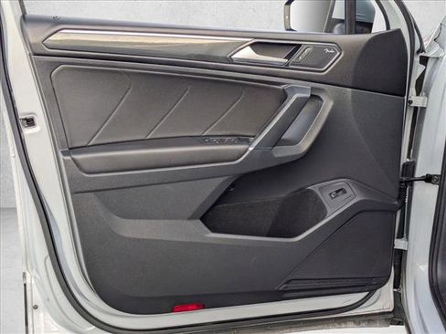 Used 2018 Volkswagen Tiguan SEL Premium image 2