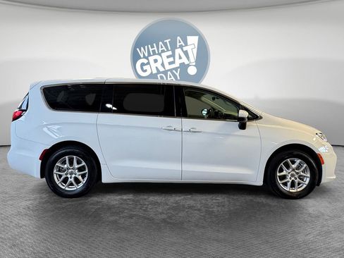 Used 2023 Chrysler Pacifica Touring-L FWD image 2