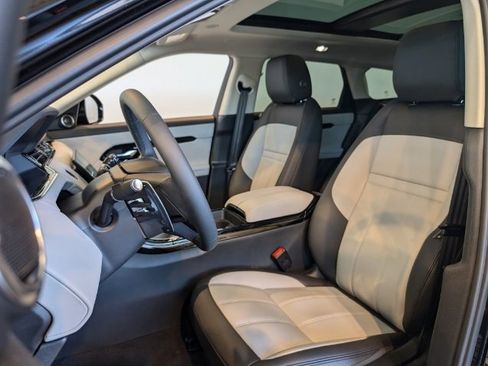 Used 2025 Land Rover Range Rover Evoque Dynamic SE image 10