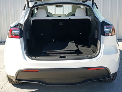 Used 2022 Tesla Model Y Long Range image 10