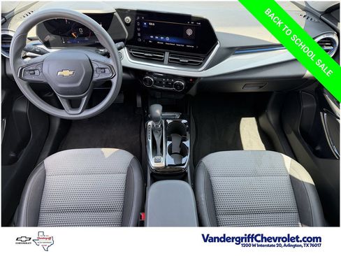 Used 2025 Chevrolet Trax LT FWD image 8