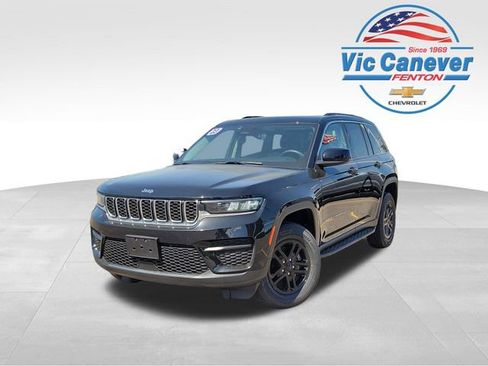 Used 2023 Jeep Grand Cherokee Laredo AWD/4WD image 1