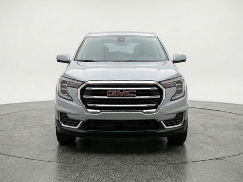 Used 2024 GMC Terrain SLE image 2