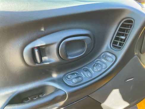 Used 2003 Chevrolet Corvette Convertible w/ Preferred Equipment Group1 image 9