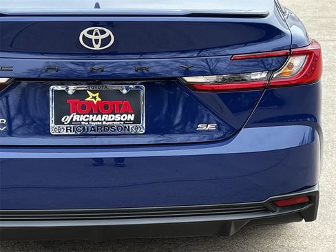 Used 2025 Toyota Camry SE image 6