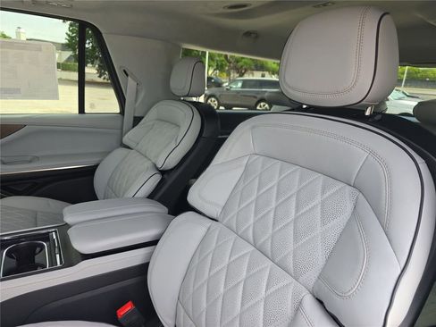 New 2026 Lincoln Navigator L Black Label AWD/4WD image 13