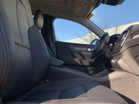 Used 2025 Volvo XC40 B5 Core image 35