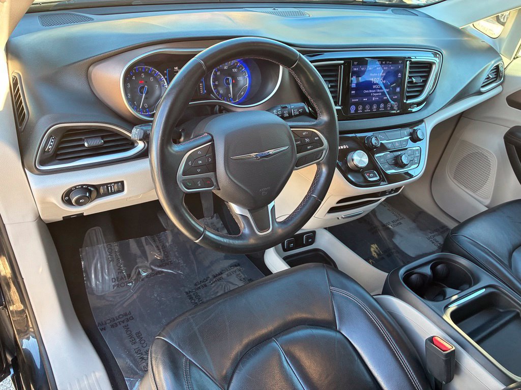 Used 2017 Chrysler Pacifica Touring-L FWD image 16