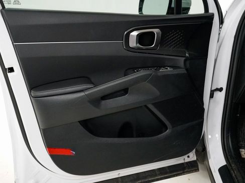 Certified 2024 Kia Sorento LX image 7
