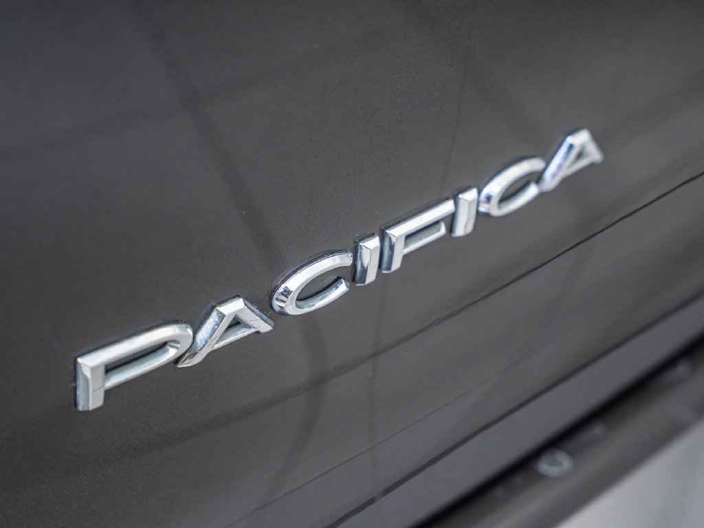 Used 2022 Chrysler Pacifica Touring-L FWD image 15