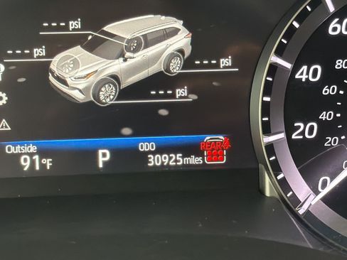 Used 2025 Toyota Highlander LE FWD image 21