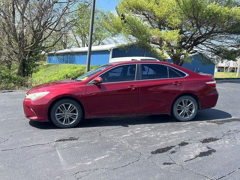 Used 2015 Toyota Camry SE image 2