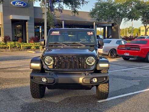 Used 2024 Jeep Gladiator Sport AWD/4WD image 2