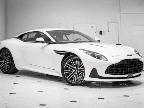 Used 2024 Aston Martin DB12 Coupe RWD image 39