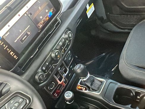 New 2025 Jeep Gladiator Willys image 25