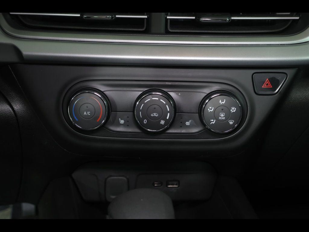 Used 2025 Chevrolet Trax LS w/ LS Convenience Package FWD image 24