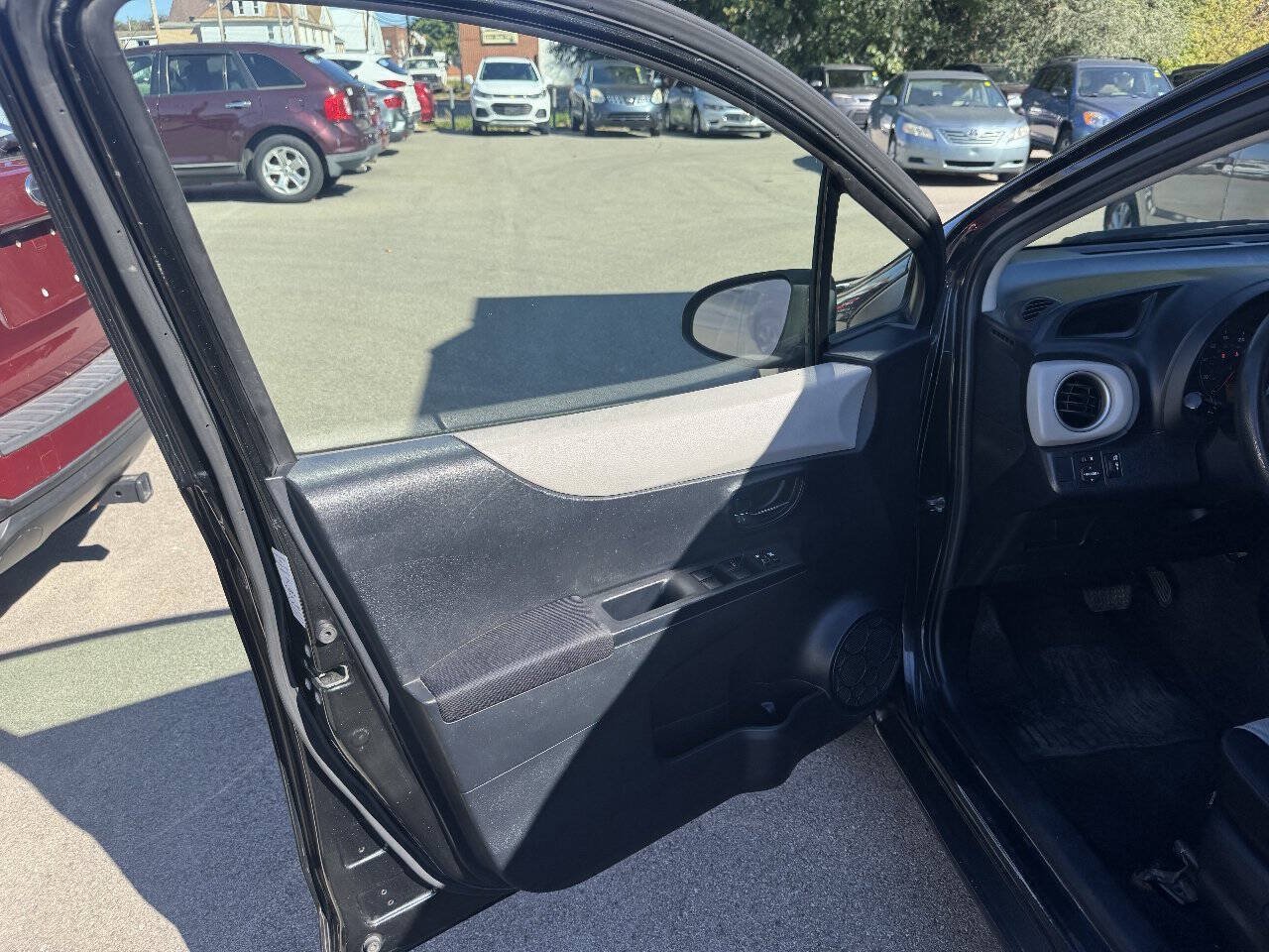 Used 2012 Toyota Yaris LE FWD image 9