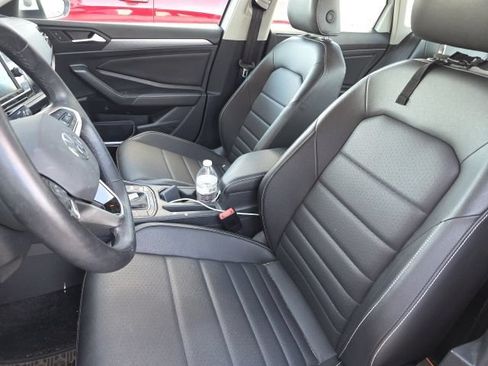 Used 2024 Volkswagen Jetta SE w/ Panoramic Sunroof Package FWD image 5