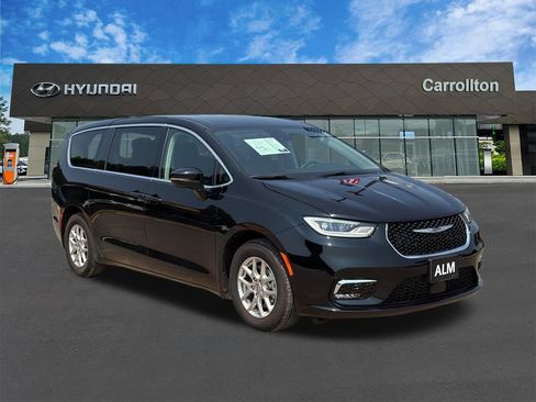 Used 2024 Chrysler Pacifica Touring-L FWD image 3