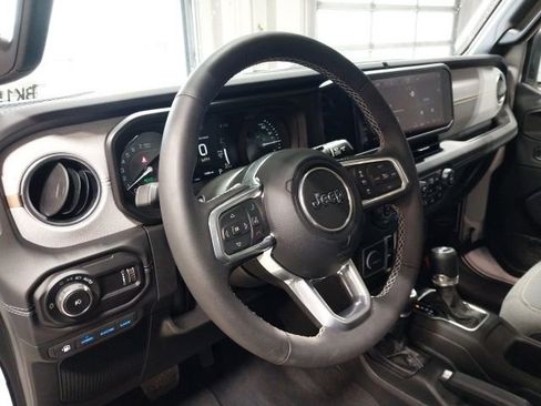 Used 2025 Jeep Wrangler Unlimited Sahara w/ Safety Group image 5