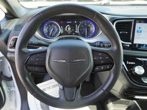 Used 2022 Chrysler Pacifica Touring image 29