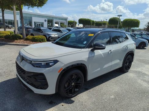 Certified 2025 Volkswagen Tiguan SE R-Line image 14