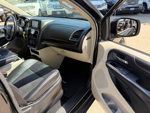 Used 2014 Chrysler Town & Country Touring FWD image 17