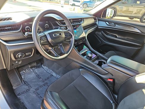 Used 2024 Jeep Grand Cherokee Altitude image 11