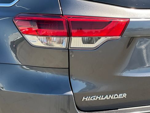 Used 2017 Toyota Highlander LE w/ Carpet Mat Package AWD/4WD image 31