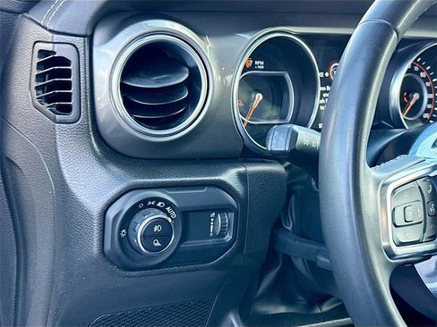Used 2023 Jeep Gladiator Overland image 11
