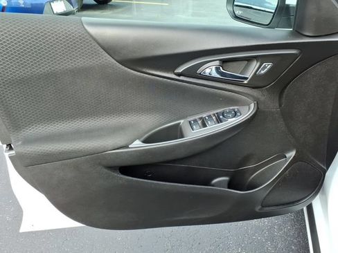 Used 2025 Chevrolet Malibu LT FWD image 2