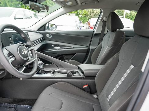 Certified 2025 Hyundai Elantra SE image 17