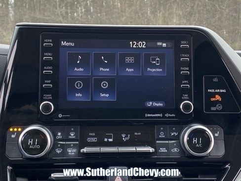 Used 2022 Toyota Highlander XLE image 26