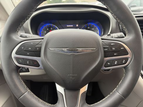 Used 2022 Chrysler Pacifica Touring-L FWD image 21