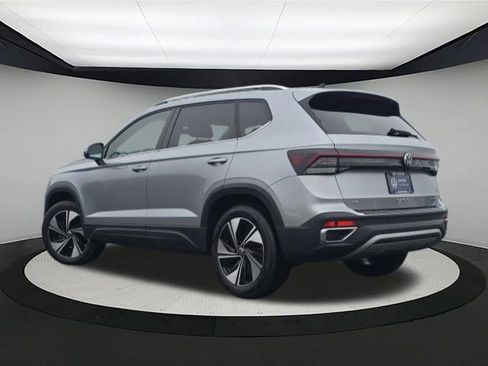 New 2025 Volkswagen Taos SE image 5