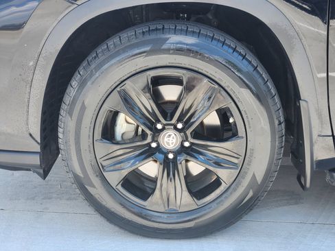 Used 2023 Toyota Highlander Bronze Edition FWD image 11