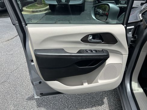 Used 2019 Chrysler Pacifica Touring-L Plus FWD image 14