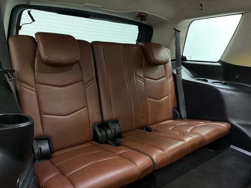 Used 2018 Cadillac Escalade Luxury RWD image 12