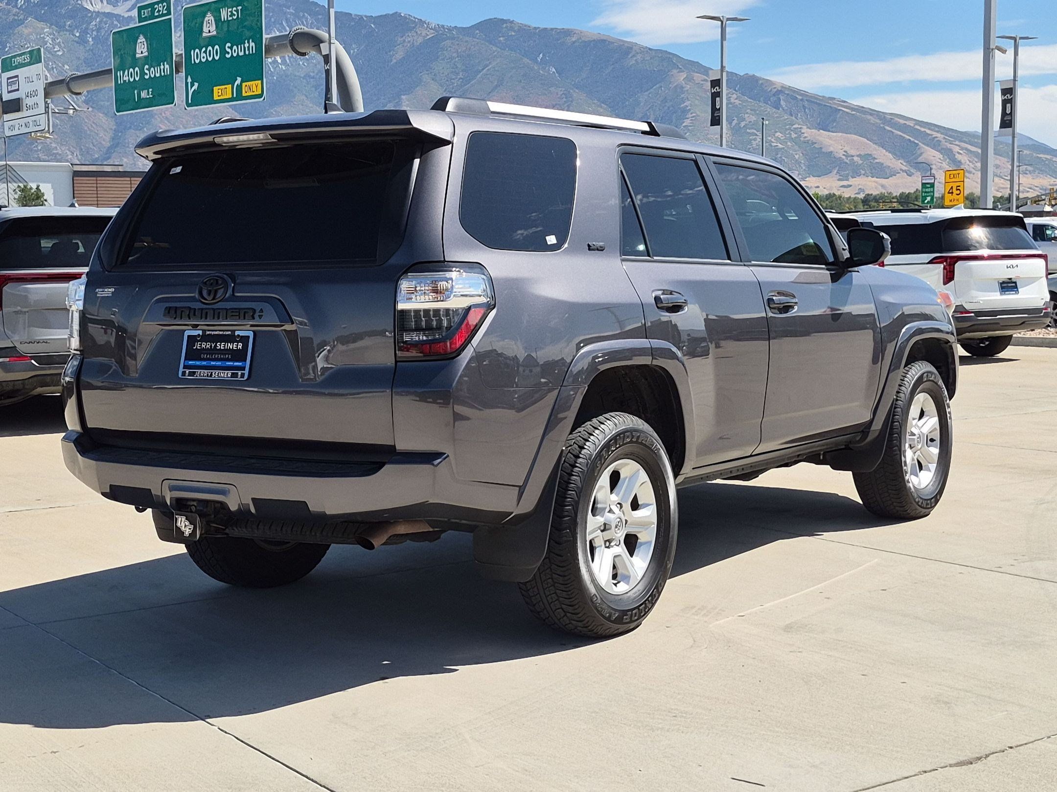 Used 2022 Toyota 4Runner SR5 AWD/4WD image 6