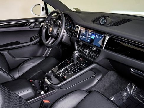 Certified 2025 Porsche Macan image 14