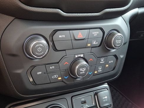 Used 2021 Jeep Renegade Latitude w/ Convenience Group AWD/4WD image 17