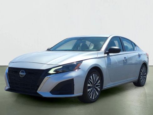 Used 2024 Nissan Altima 2.5 SV FWD image 2