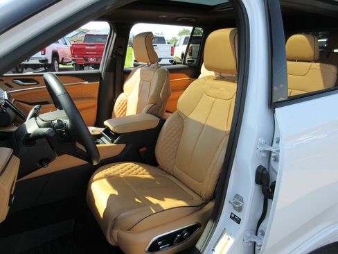 Used 2025 Jeep Grand Cherokee L Summit AWD/4WD image 22