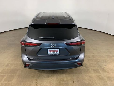 Used 2024 Toyota Highlander XLE AWD/4WD image 11