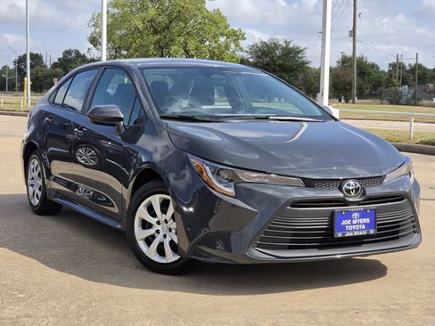 Used 2025 Toyota Corolla LE FWD image 2