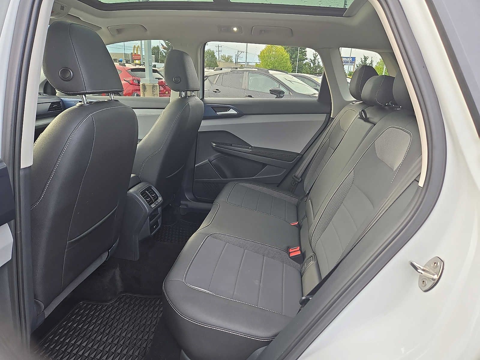 Used 2024 Volkswagen Taos SE w/ Panoramic Sunroof Package AWD/4WD image 10