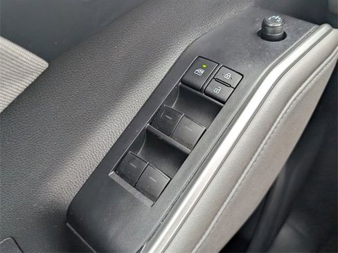 Used 2020 Toyota Highlander L image 30